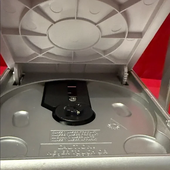 Jensen silver and white stereo cd player/radio - Picture 9 of 9